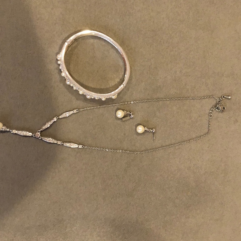 “Pearl” necklace, earrings and bracelet.